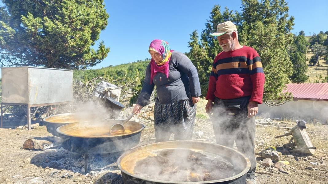 Toroslar’da kaynıyor: Keçiboynuzu pekmezi ve Bozkır tahini şifa için buluşuyor 1