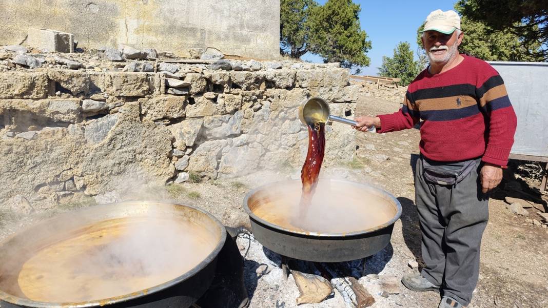 Toroslar’da kaynıyor: Keçiboynuzu pekmezi ve Bozkır tahini şifa için buluşuyor 3