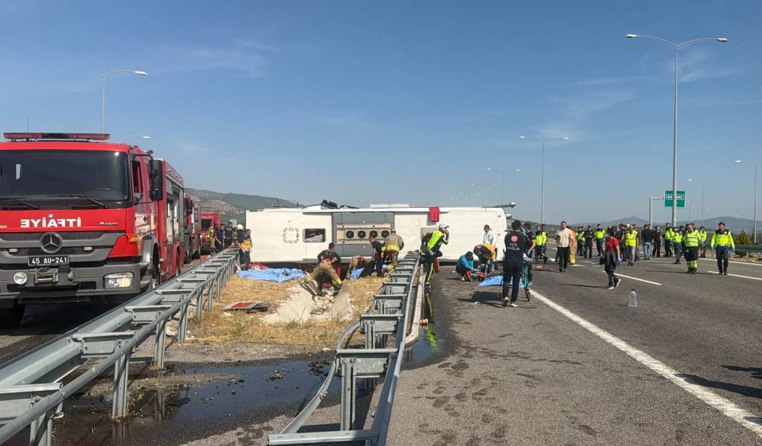 Son dakika! Manisa'da yolcu otobüsü ve TIR çarpıştı: Çok sayıda ölü var 6