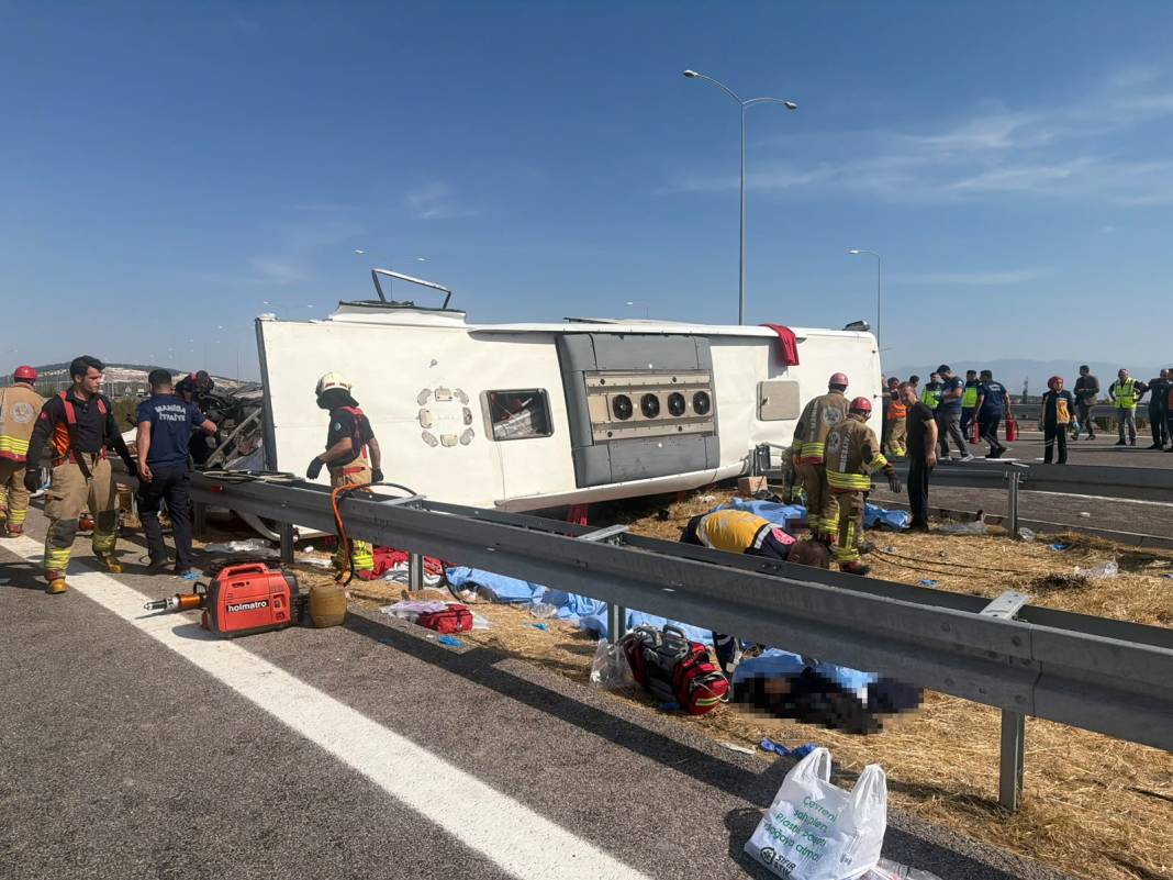 Son dakika! Manisa'da yolcu otobüsü ve TIR çarpıştı: Çok sayıda ölü var 3