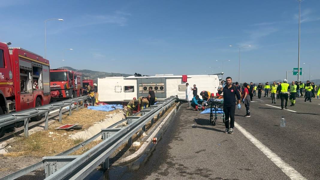 Son dakika! Manisa'da yolcu otobüsü ve TIR çarpıştı: Çok sayıda ölü var 4