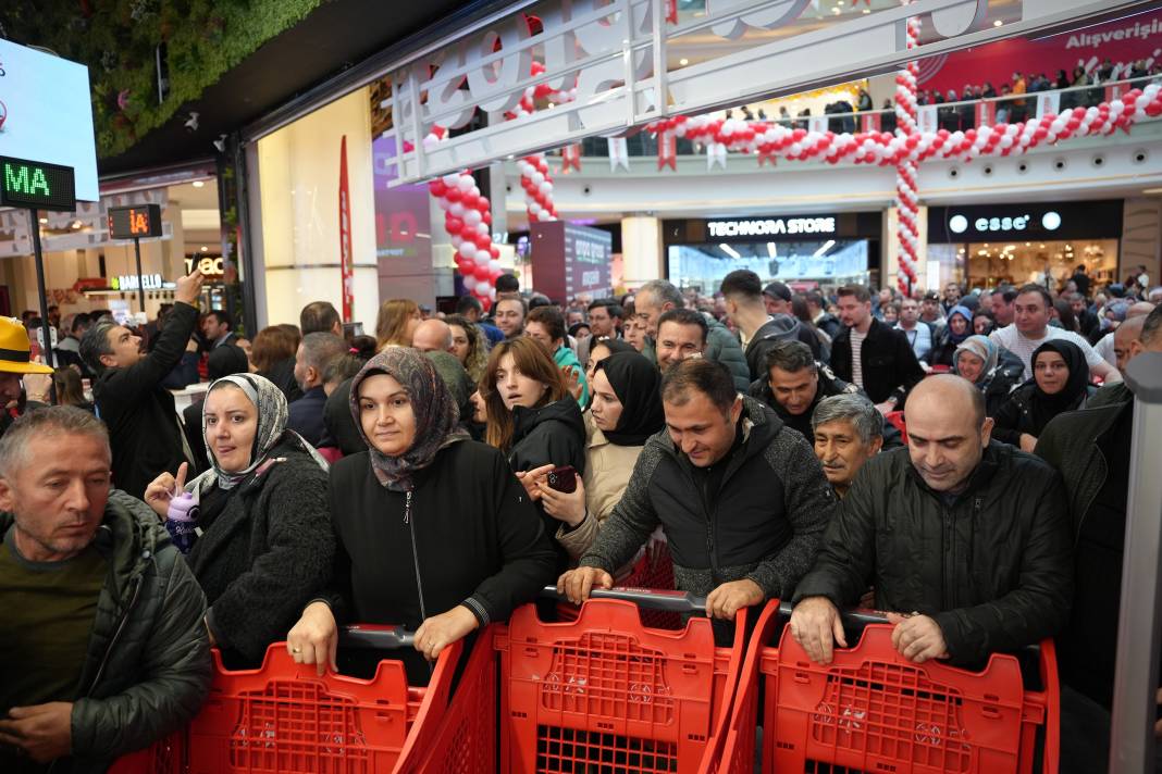 İstanbul'da 60 bin kişi AVM'de izdiham oluşturdu! 2