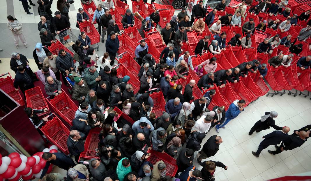 İstanbul'da 60 bin kişi AVM'de izdiham oluşturdu! 3