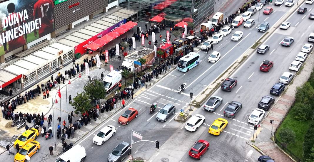 İstanbul'da 60 bin kişi AVM'de izdiham oluşturdu! 5