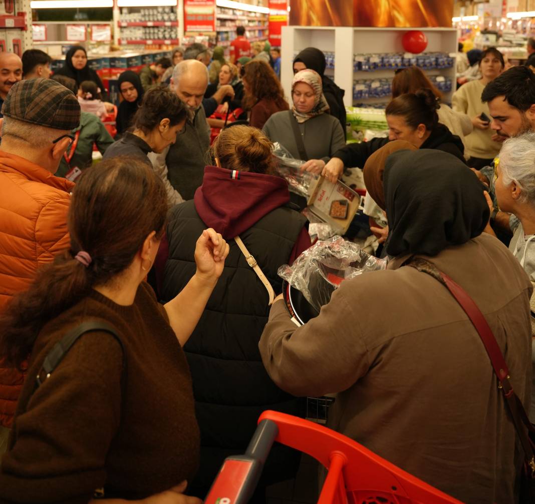 İstanbul'da 60 bin kişi AVM'de izdiham oluşturdu! 4