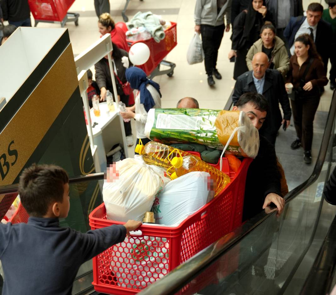 İstanbul'da 60 bin kişi AVM'de izdiham oluşturdu! 1