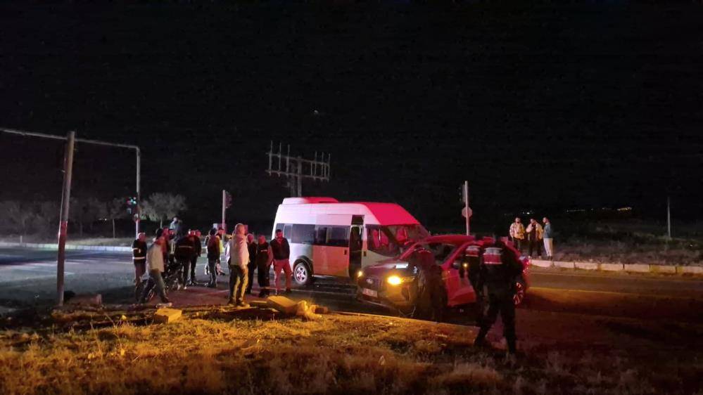 Araçlar birbirine girdi, 12 yaralı ise can çekişti! 2
