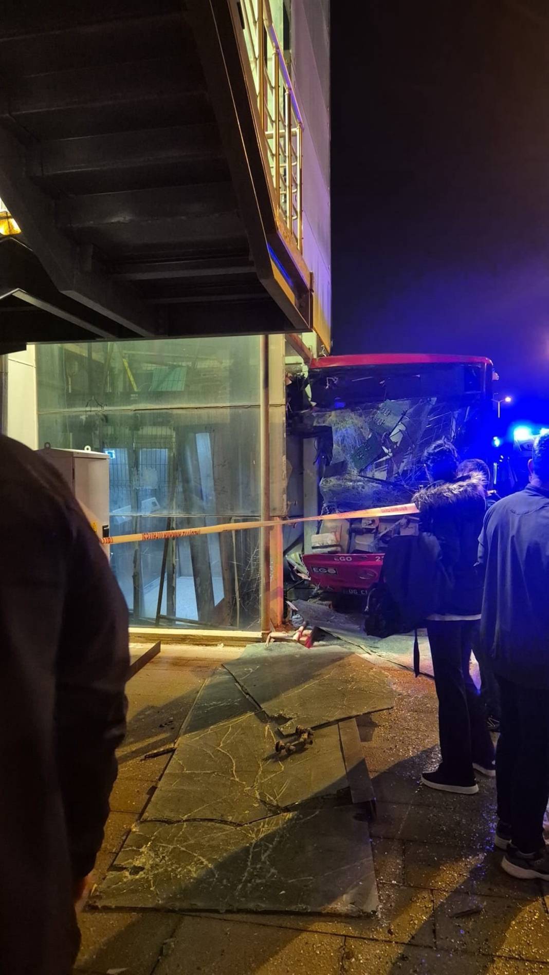 Belediye otobüsü üst geçit asansörüne çarptı: Çok yaralı var! 2