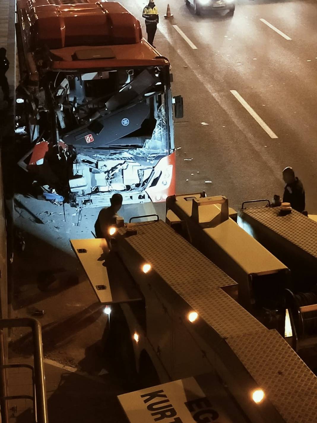 Belediye otobüsü üst geçit asansörüne çarptı: Çok yaralı var! 3