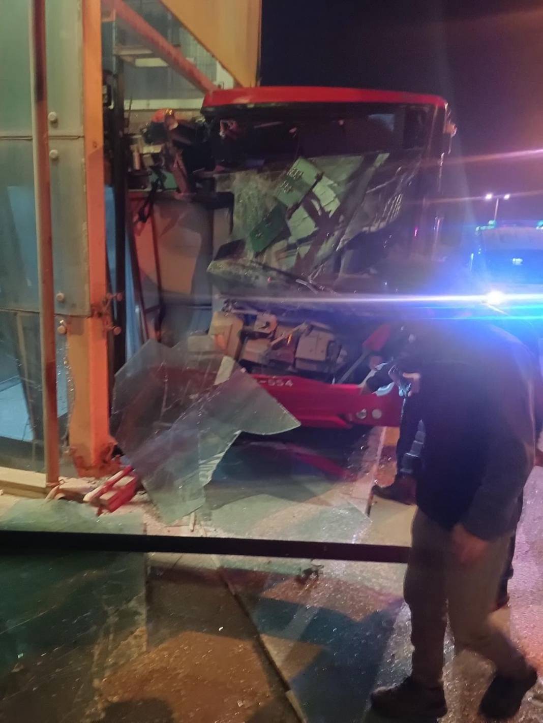 Belediye otobüsü üst geçit asansörüne çarptı: Çok yaralı var! 4