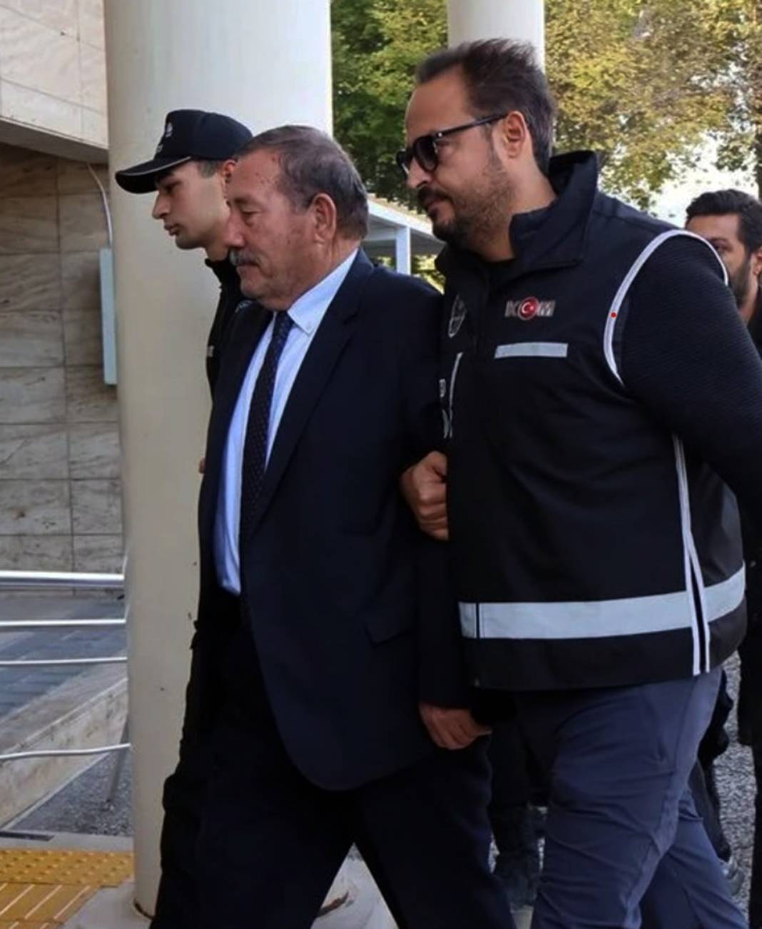 Milas Belediye Başkanı, oğlu ve 16 kişi tutuklandı 4
