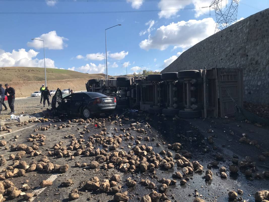TIR otomobili altına aldı! Ölü sayısı çok! 1