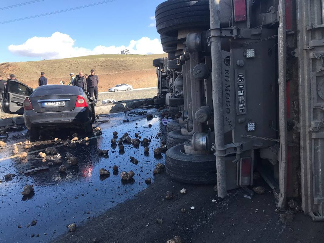 TIR otomobili altına aldı! Ölü sayısı çok! 2