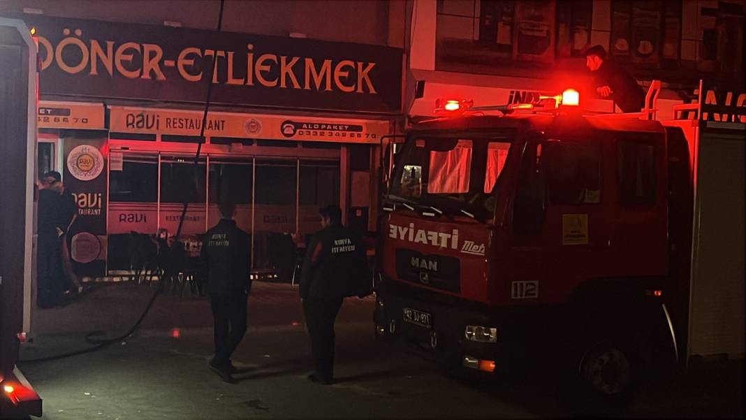 Konya merkezde iş yerinin bacasında yangın çıktı! 3
