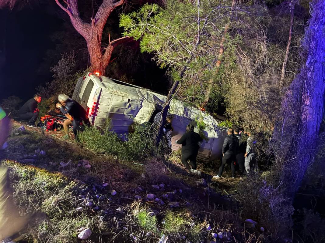 Tur minibüsü şarampole devrildi! Yaralı çok 2