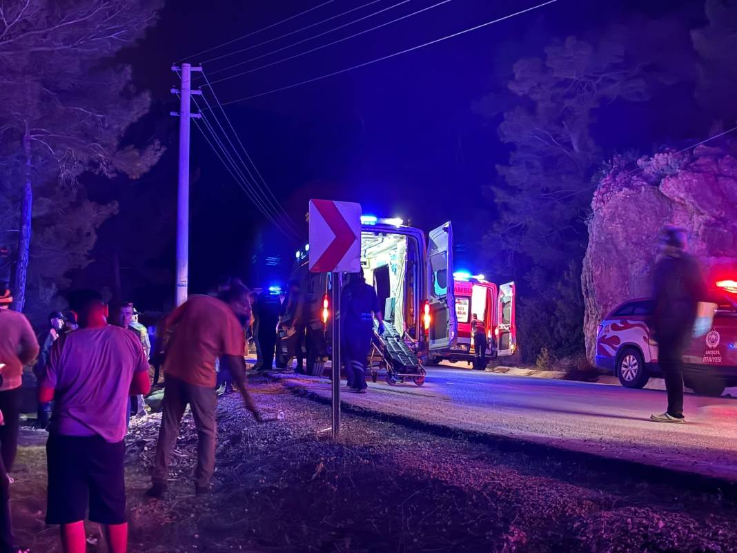 Tur minibüsü şarampole devrildi! Yaralı çok 3