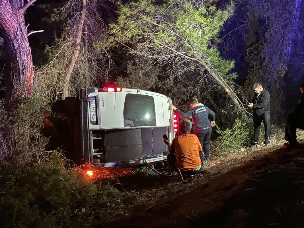 Tur minibüsü şarampole devrildi! Yaralı çok 1