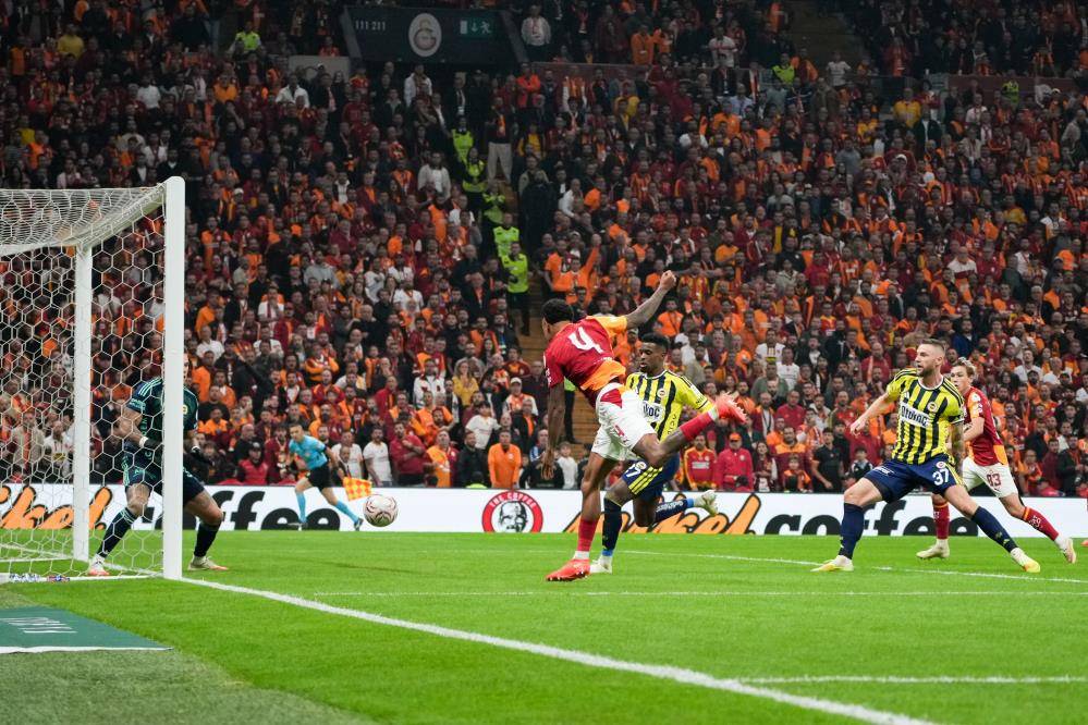 Galatasaray-Fenerbahçe derbisinden çok 'özel' kareler... 9