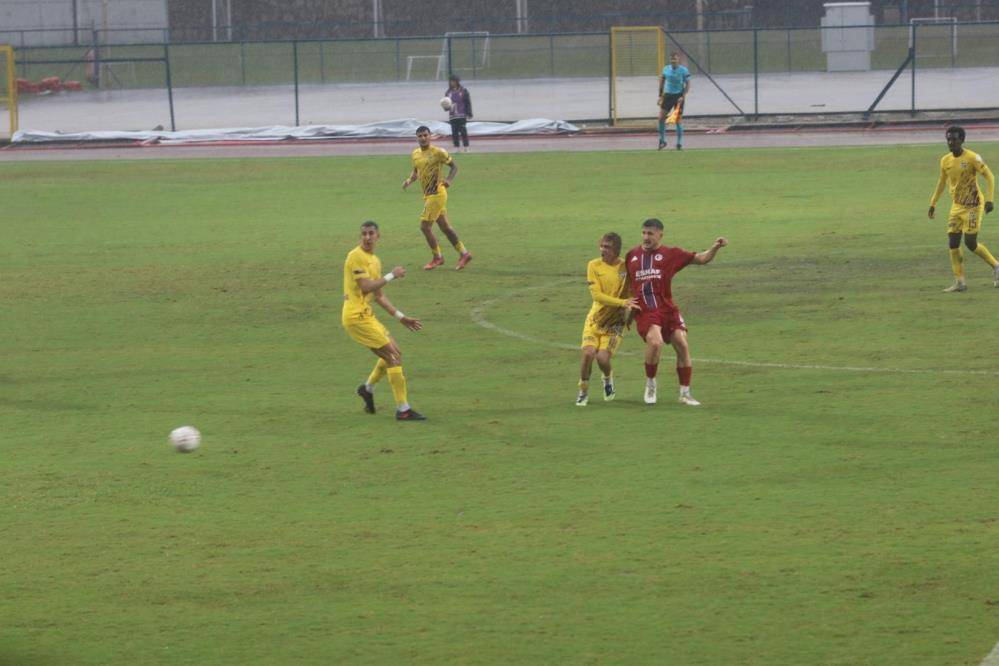 Sağanak yağış stadyumu göle çevirdi! Fethiyespor-Eyüpspor maçı iptal... 3