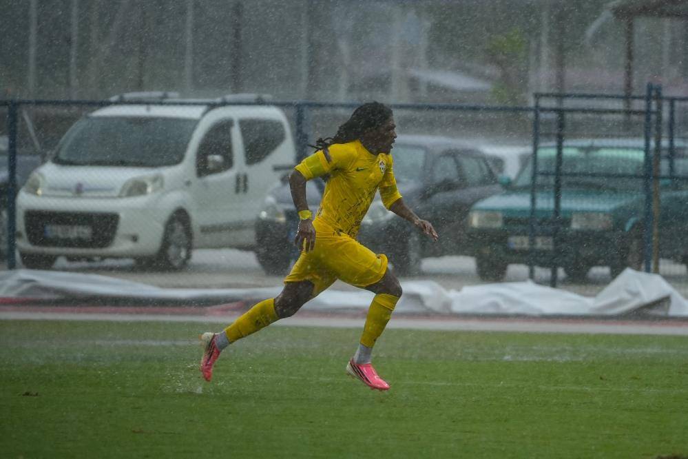 Sağanak yağış stadyumu göle çevirdi! Fethiyespor-Eyüpspor maçı iptal... 4