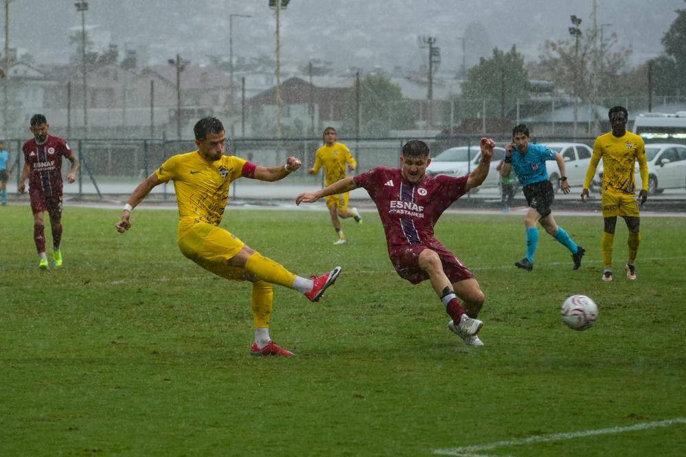 Sağanak yağış stadyumu göle çevirdi! Fethiyespor-Eyüpspor maçı iptal... 2