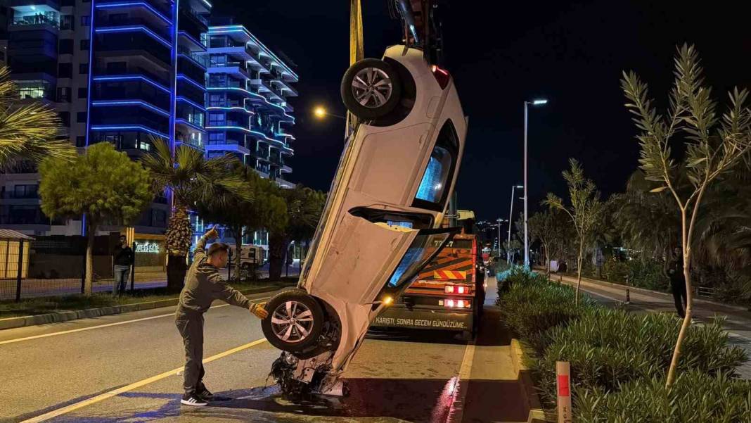 Alanya’da feci kaza! Otomobil takla attı 3