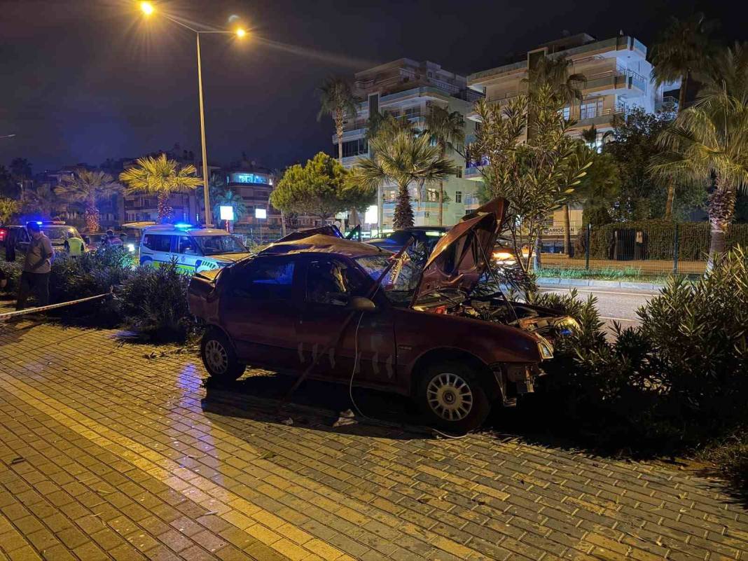Alanya’da feci kaza! Otomobil takla attı 1