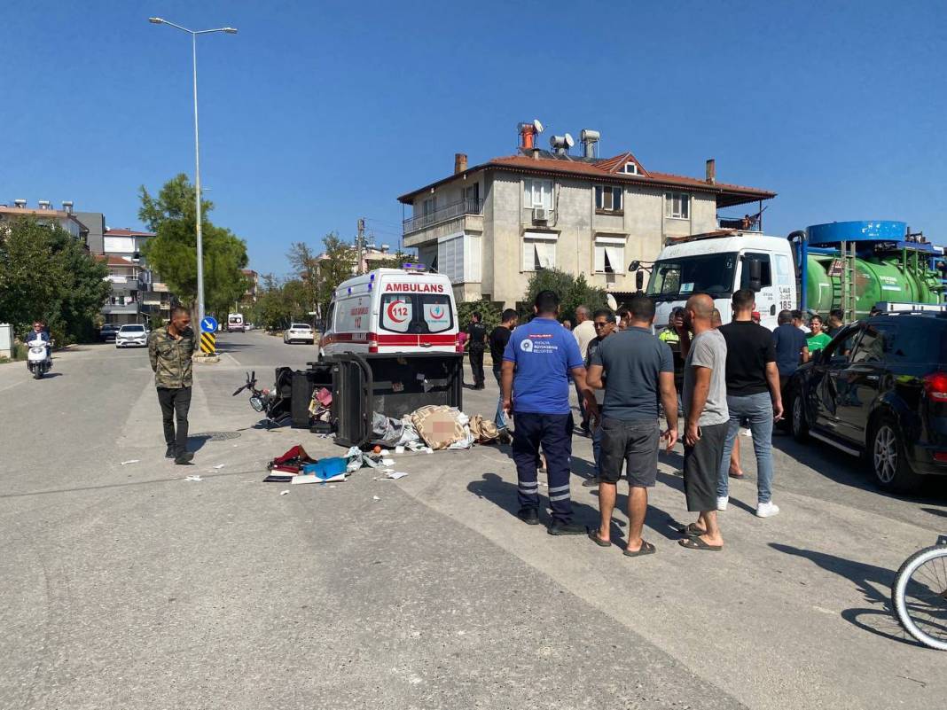 Antalya’da otomobil ile üç tekerlekli bisiklet çarpıştı: 2 yaralı 3
