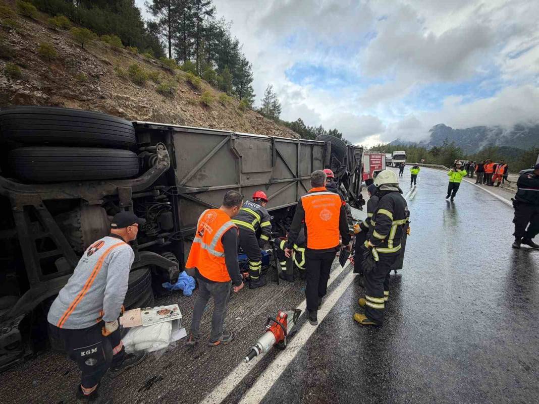 Isparta-Antalya yolunda feci kaza! Otobüs devrildi, 1 kişi öldü, 7 yaralı var 5