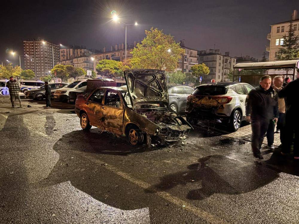 Korkutan kaza! Alevler 3 araca daha sıçradı 2