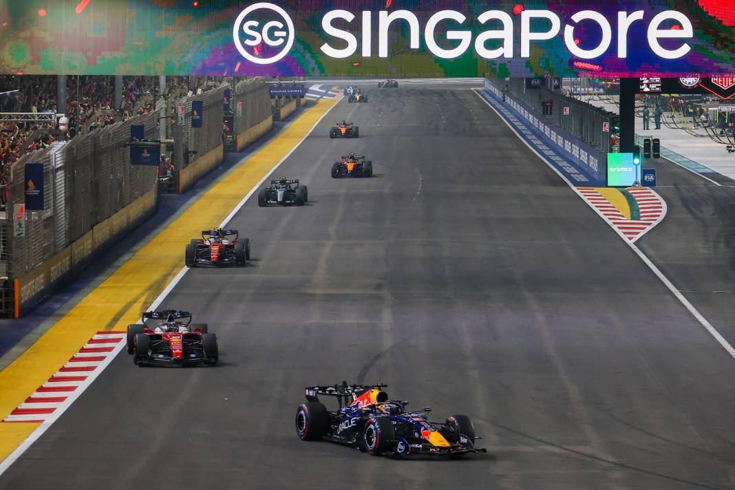 Uçan Hollandalı iş başında! F1'de Singapur'da kazanan Max Verstappen... 5