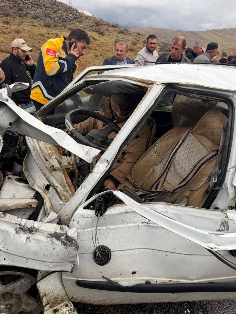 Otomobiller kafa kafaya çarpıştı! 5 yaralı 3
