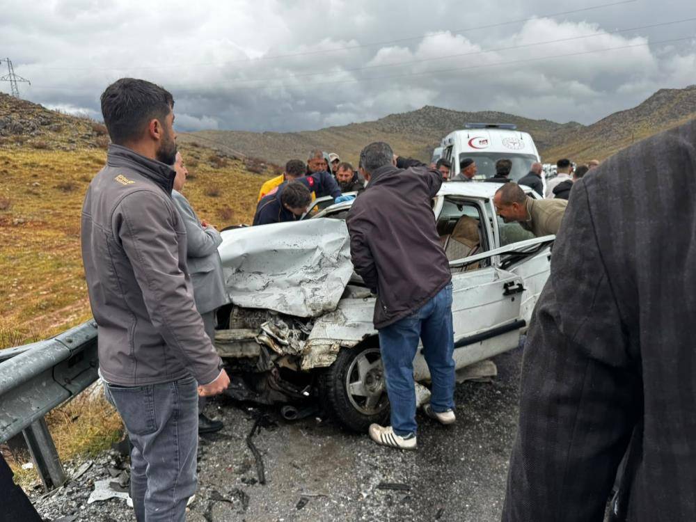 Otomobiller kafa kafaya çarpıştı! 5 yaralı 1