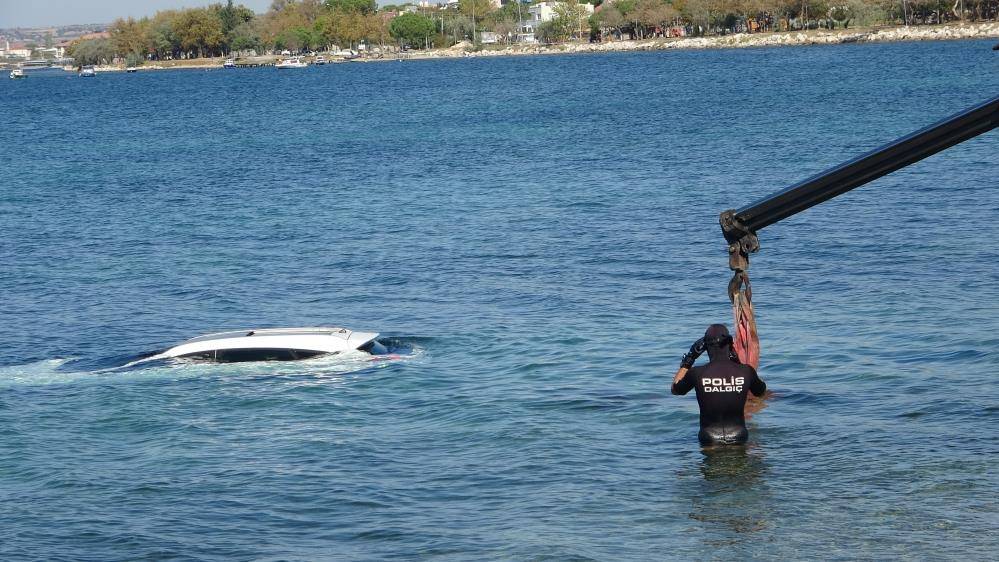 El frenini çekmeyi unuttu! Otomobili denize uçtu 5
