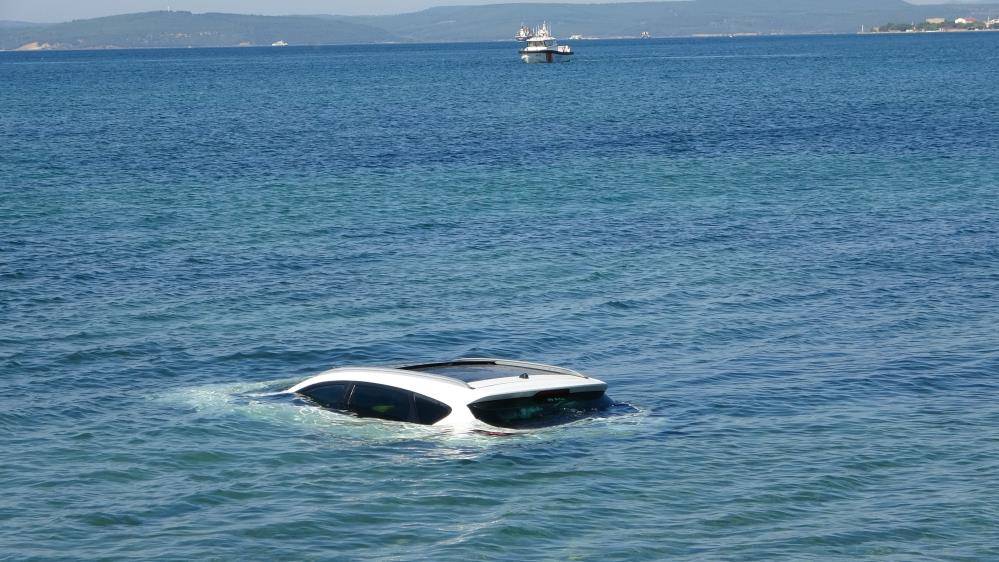 El frenini çekmeyi unuttu! Otomobili denize uçtu 3