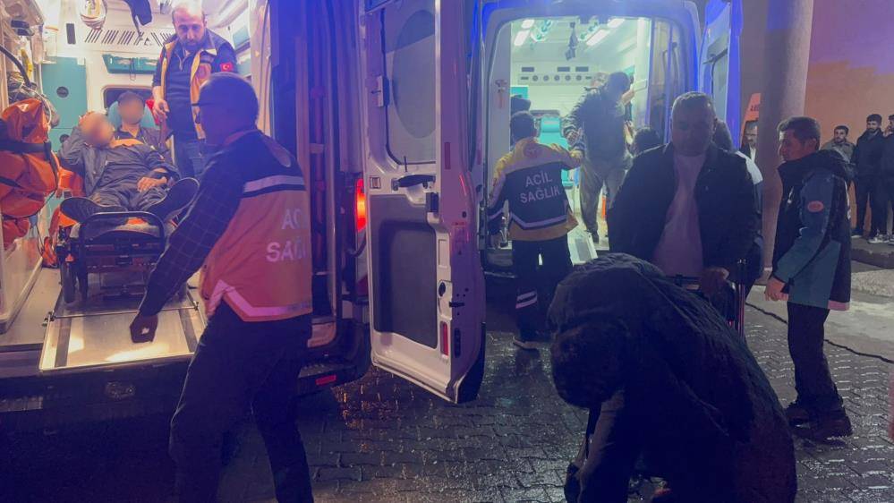 Hakkari’de minibüs faciası! 20 kişi yaralandı 3