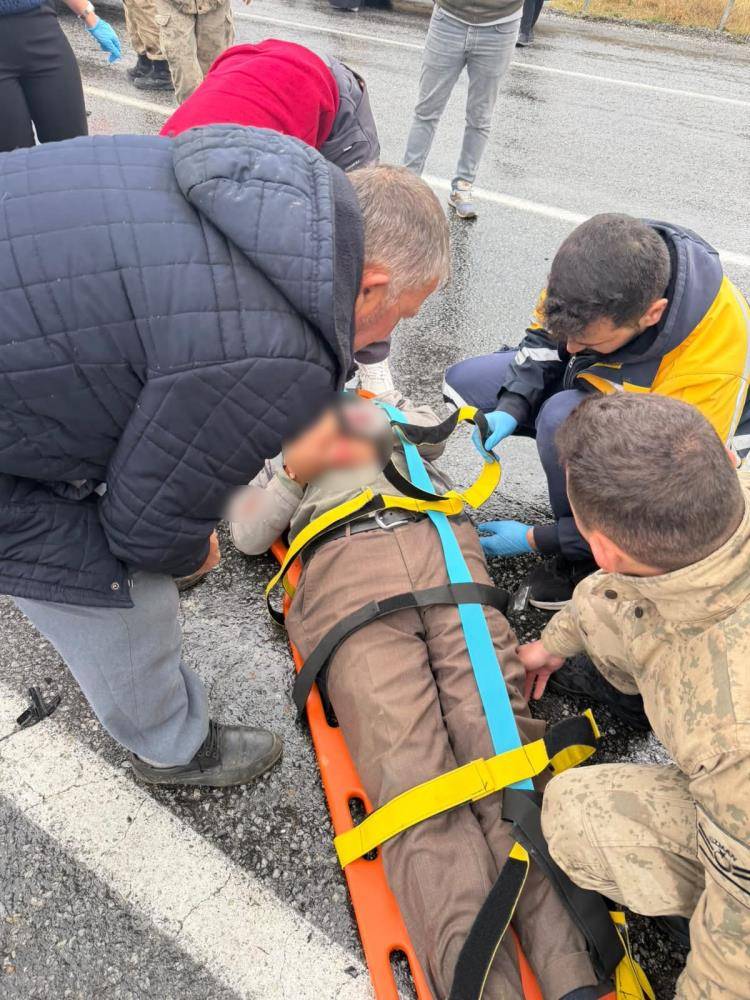 Otomobiller kafa kafaya çarpıştı! 5 yaralı 5