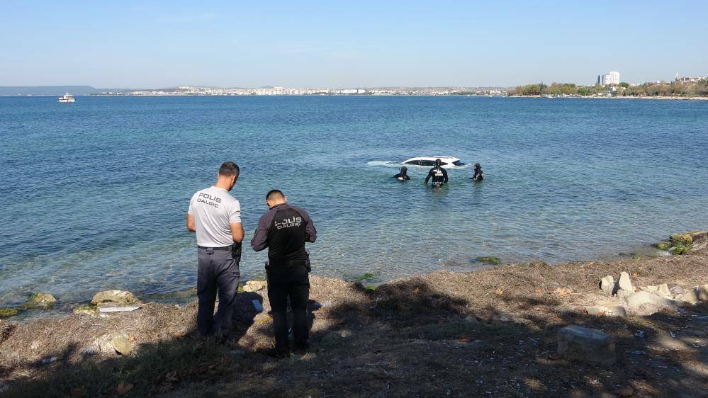 El frenini çekmeyi unuttu! Otomobili denize uçtu 2