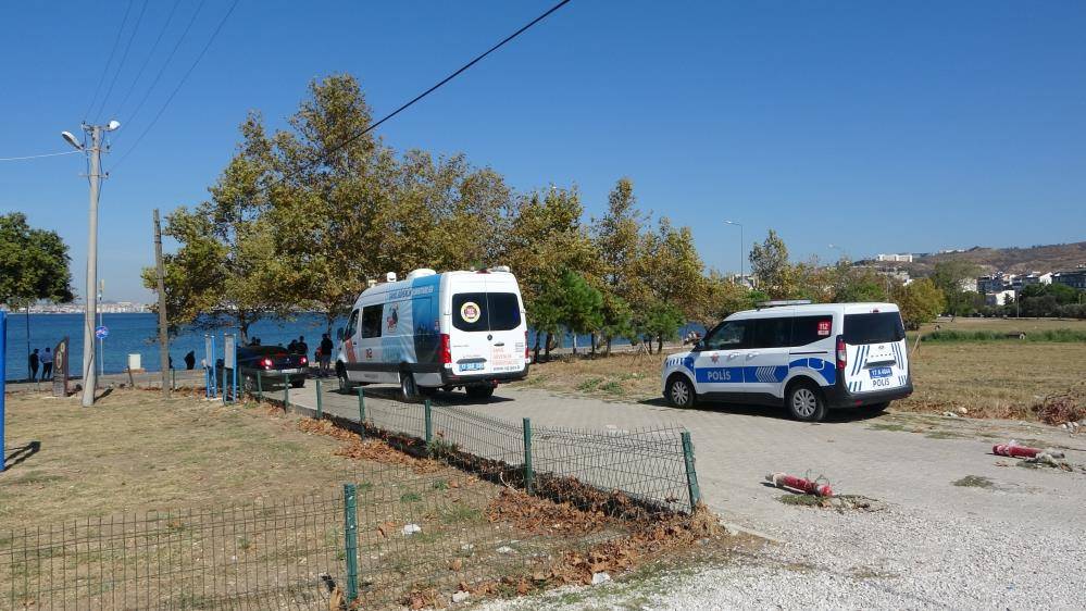 El frenini çekmeyi unuttu! Otomobili denize uçtu 1