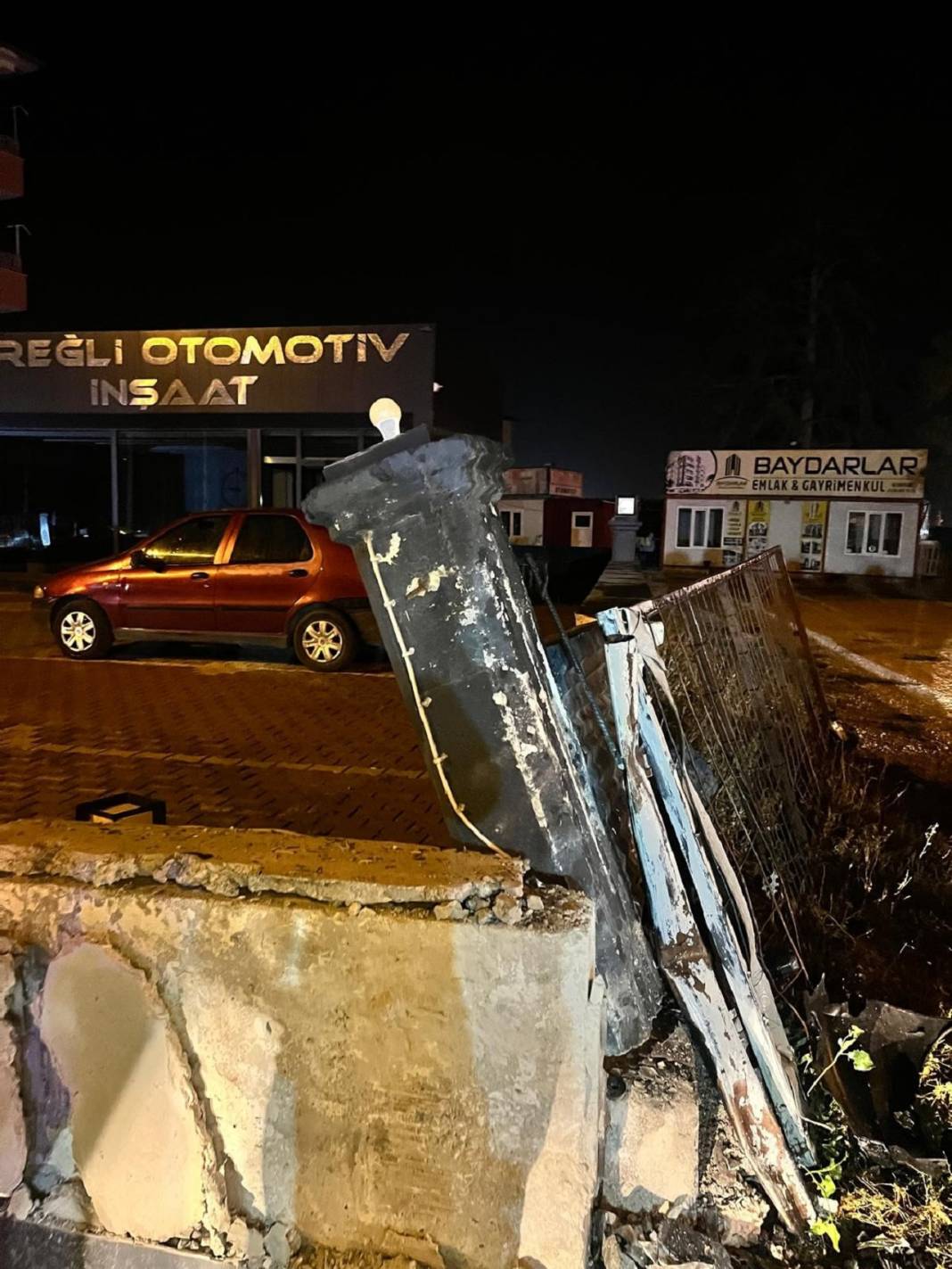 Konya'da kaza: SUV tipi araç duvara çarptı, 4 yaralı 4