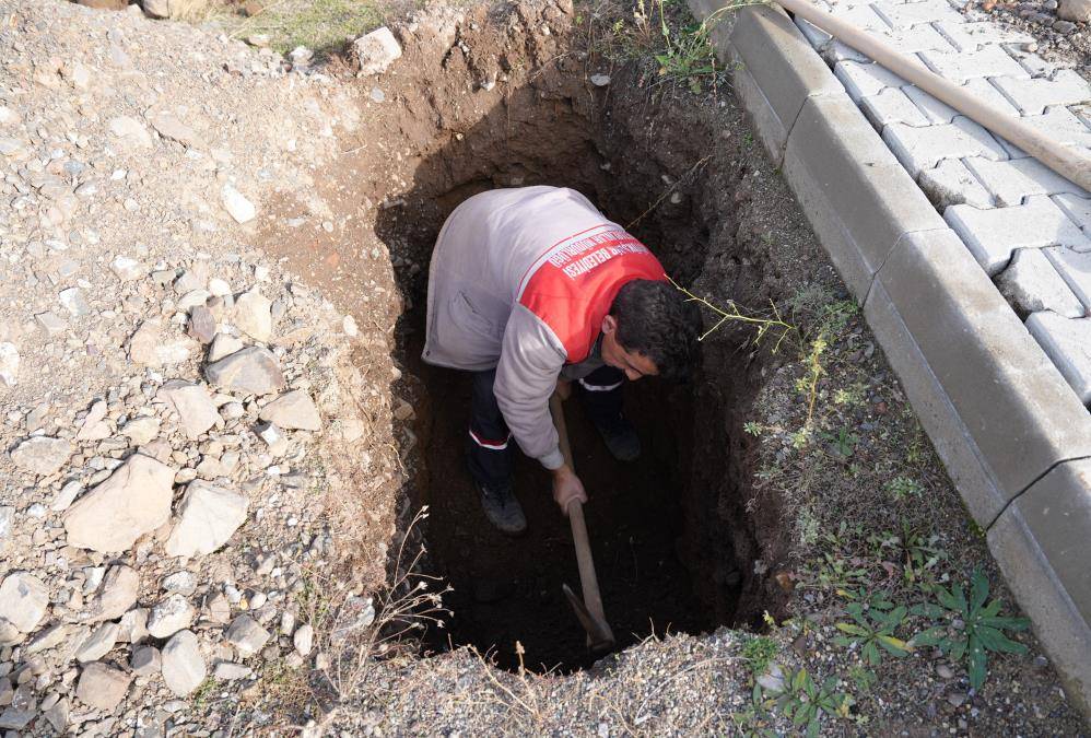 Toprak donmadan mezarlar kazılıyor! 3
