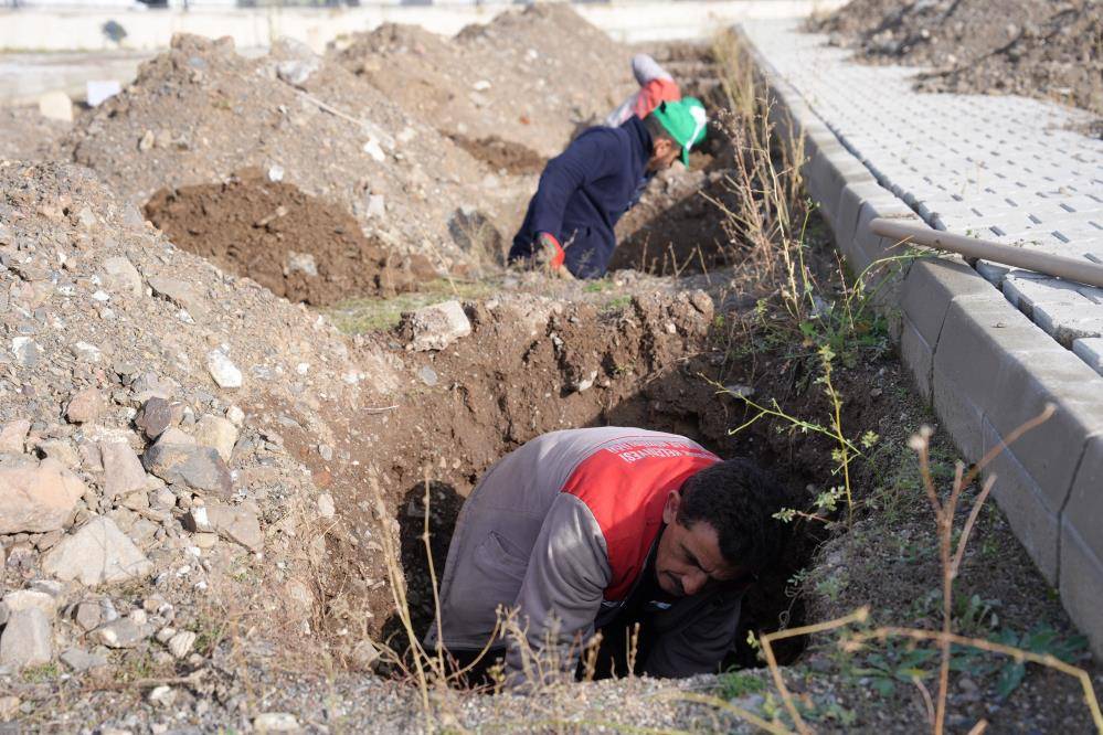 Toprak donmadan mezarlar kazılıyor! 2