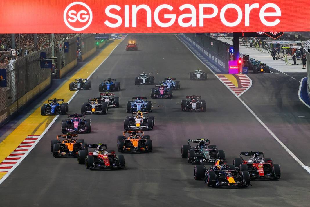 Uçan Hollandalı iş başında! F1'de Singapur'da kazanan Max Verstappen... 1