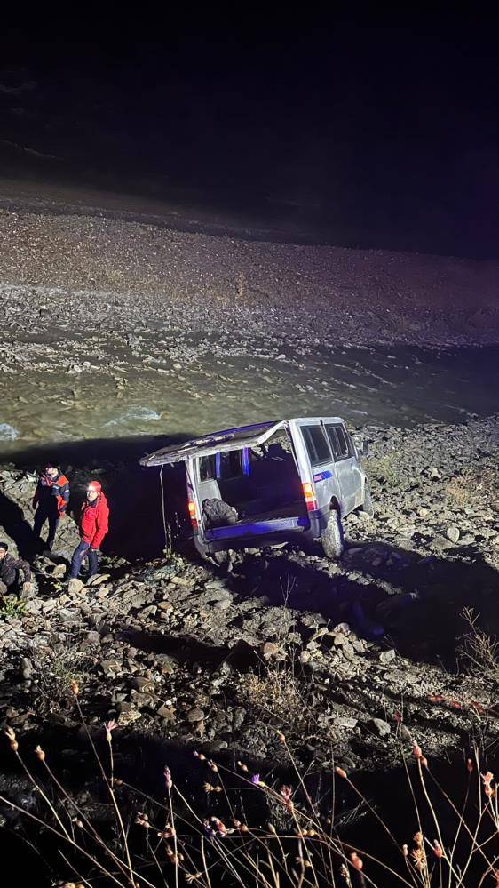 Hakkari’de minibüs faciası! 20 kişi yaralandı 7