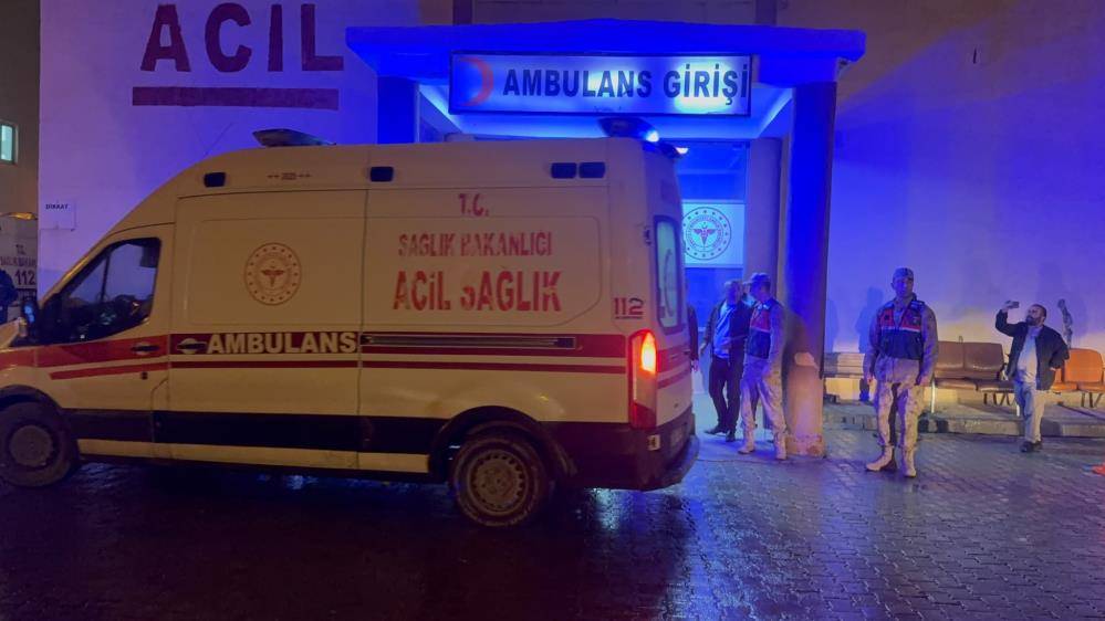 Hakkari’de minibüs faciası! 20 kişi yaralandı 6