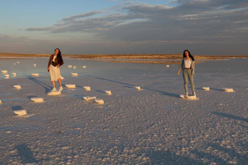 Tuz Gölü’nde şaşırtan manzara! Ziyaretçiler fotoğraf çekmek için geliyor 3