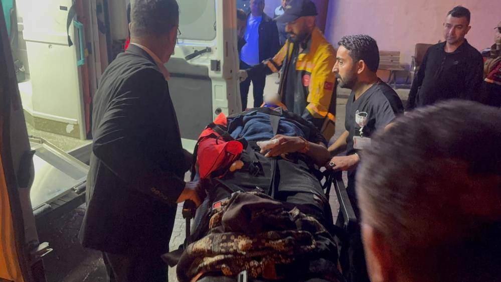Hakkari’de minibüs faciası! 20 kişi yaralandı 5