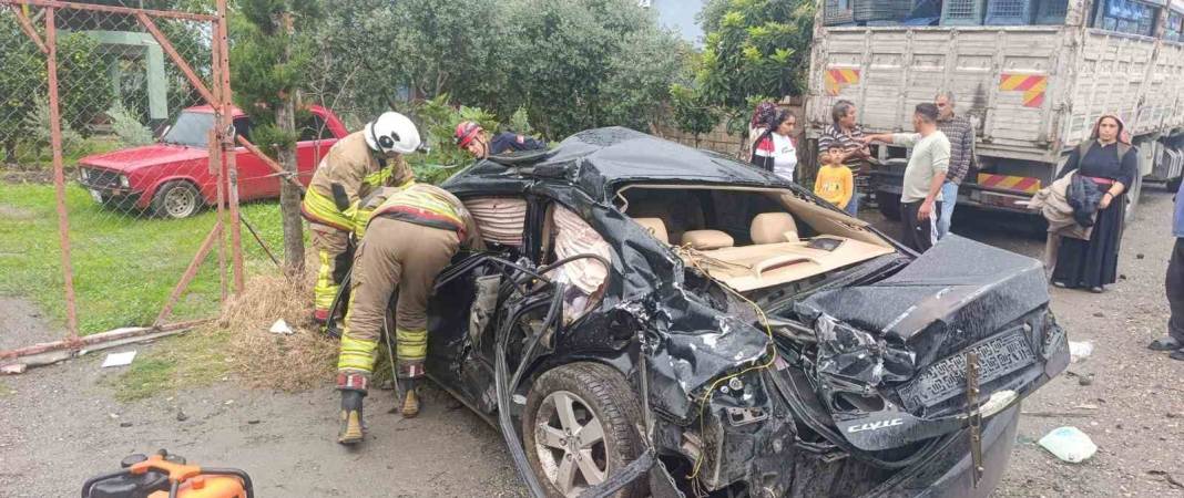 Trenin çarptığı otomobilde can pazarı! Yaralılar araçta kaldı 4