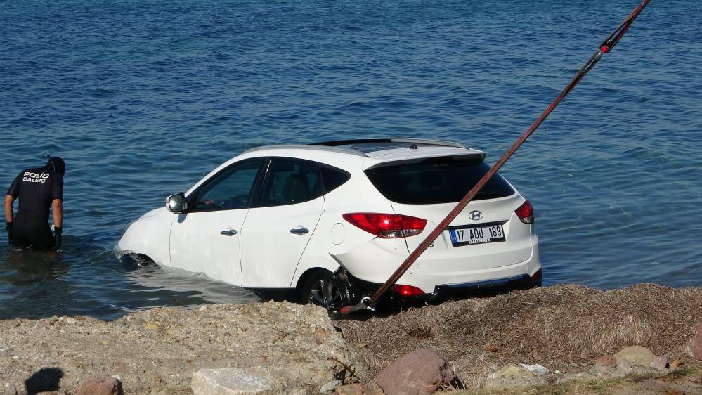 El frenini çekmeyi unuttu! Otomobili denize uçtu 6