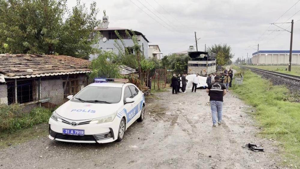 Otomobile tren çarpmıştı! Kazada hayatını kaybeden kadın uğurlandı 1